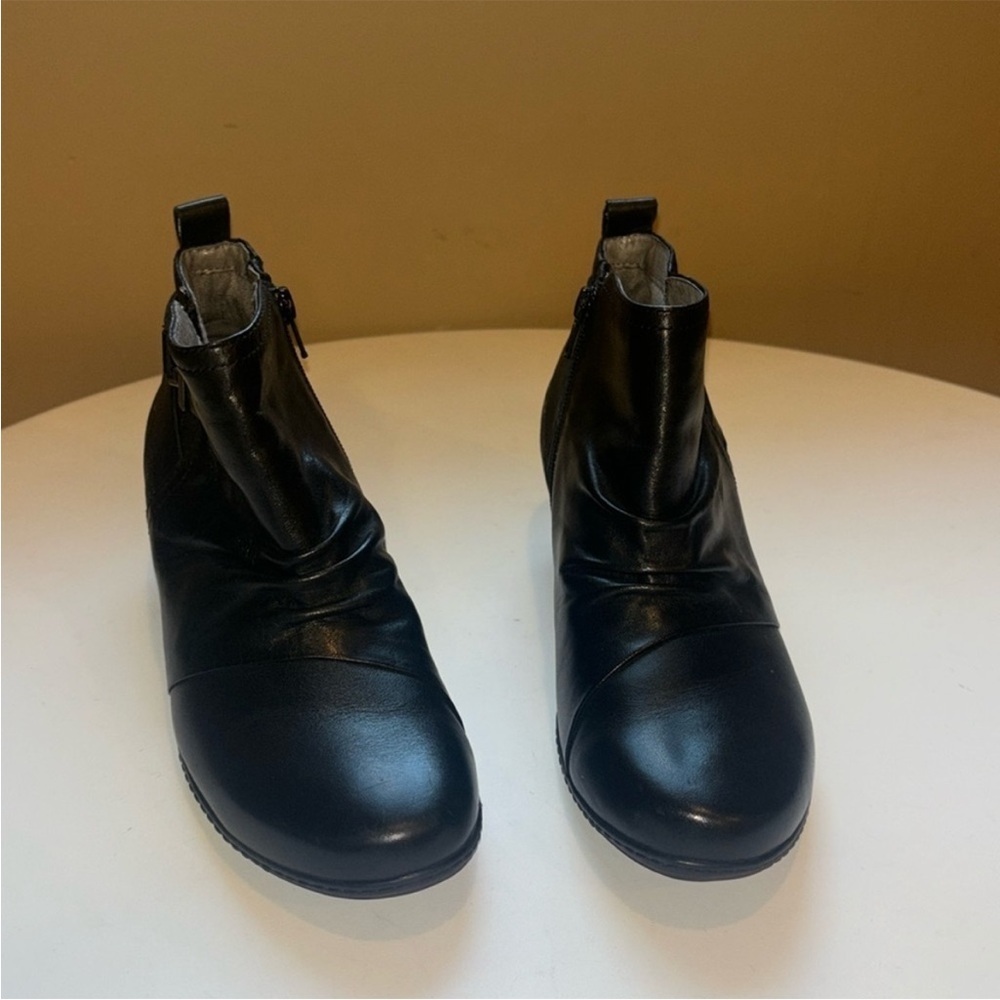 Elegant Black EARTH Ankle Boots